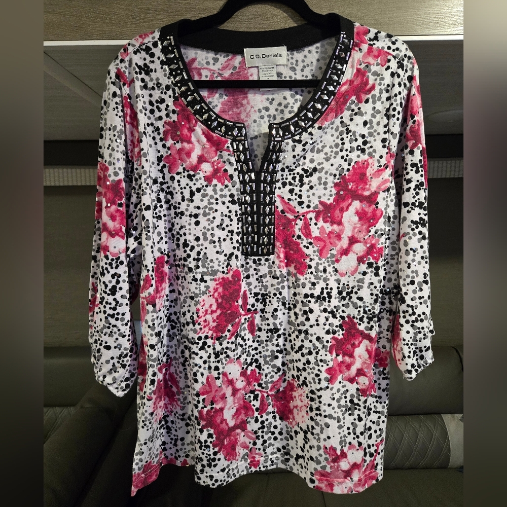 CD Daniels Women's blouse. Size 1X, Great pre-owned condition.